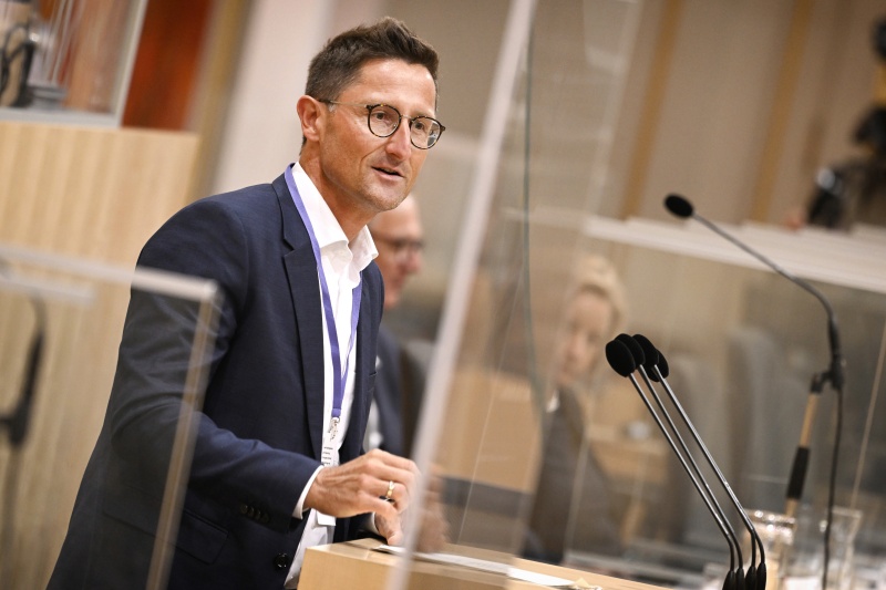 Am Rednerpult: Professor für Volkswirtschaftslehre und Regionalmanagement an der Hochschule für angewandtes Management Markus Lemberger zum Thema ‚Landkreis Cham/Bayrischer Wald – auf dem Weg zur Scientific Open Region‘