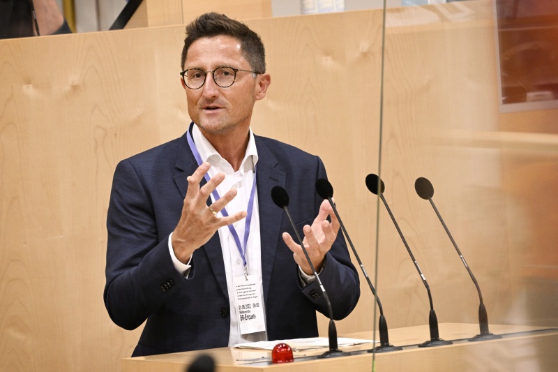 Am Rednerpult: Professor für Volkswirtschaftslehre und Regionalmanagement an der Hochschule für angewandtes Management Markus Lemberger zum Thema ‚Landkreis Cham/Bayrischer Wald – auf dem Weg zur Scientific Open Region‘