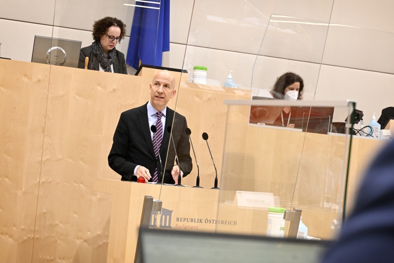 Am Rednerpult: Arbeitsminister Martin Kocher zum Thema ‚Regionale Ausgestaltung von arbeitsmarktpolitischen Programmen‘