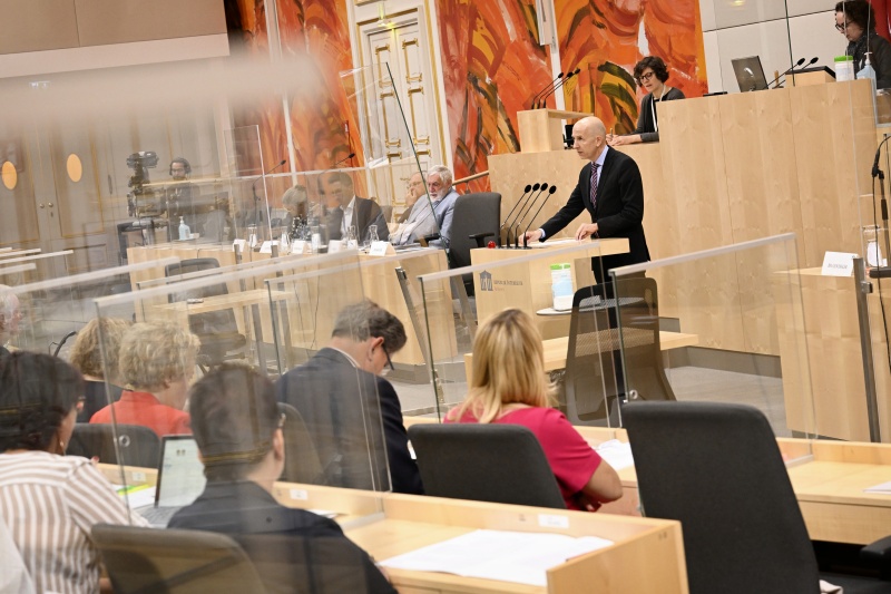 Am Rednerpult: Arbeitsminister Martin Kocher zum Thema ‚Regionale Ausgestaltung von arbeitsmarktpolitischen Programmen‘