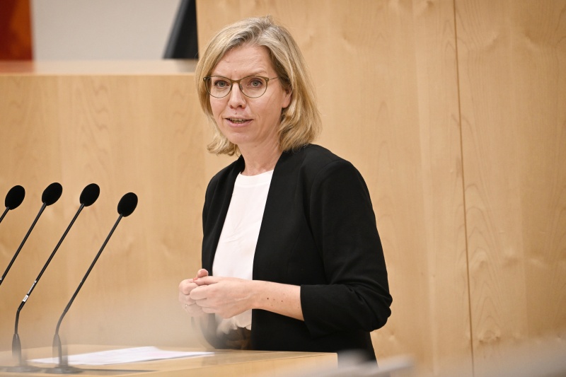 Am Rednerpult: Klimaministerin Leonore Gewessler (GRÜNE) zum Thema ‚Die Energiewende als Zukunftschance für die Regionen‘