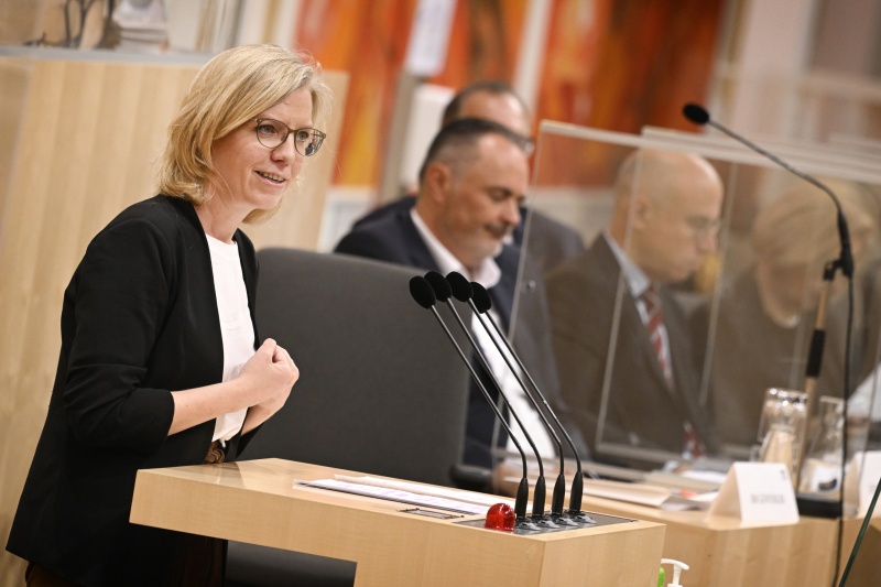 Am Rednerpult: Klimaministerin Leonore Gewessler (GRÜNE) zum Thema ‚Die Energiewende als Zukunftschance für die Regionen‘