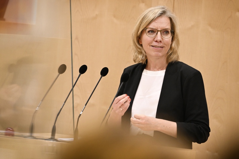 Am Rednerpult: Klimaministerin Leonore Gewessler (GRÜNE) zum Thema ‚Die Energiewende als Zukunftschance für die Regionen‘