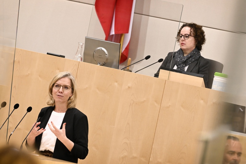 Am Rednerpult: Klimaministerin Leonore Gewessler (GRÜNE) zum Thema ‚Die Energiewende als Zukunftschance für die Regionen‘