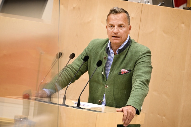 Europaabgeordneter Georg Mayer (FPÖ) am Rednerpult