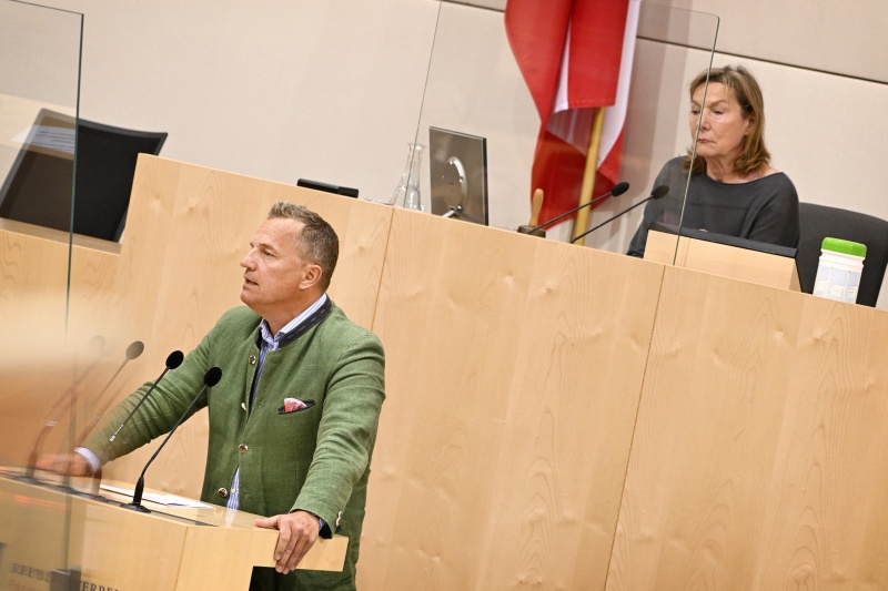 Europaabgeordneter Georg Mayer (FPÖ) am Rednerpult