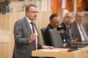 Europaabgeordneter Hannes Heide (SPÖ) am Rednerpult