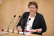 Mitglied des steirischen Landtags Silvia Karelly (ÖVP) am Rednerpult