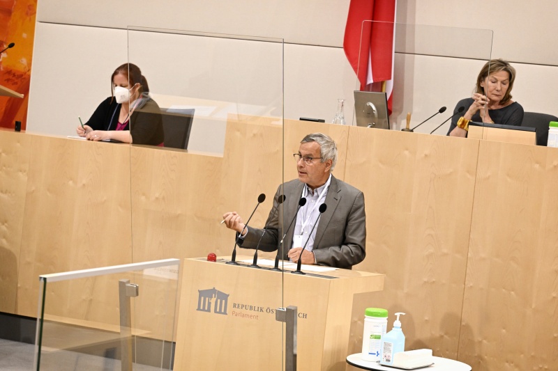 Vertreter der Europäischen Kommission Hatto Käfer am Rednerpult