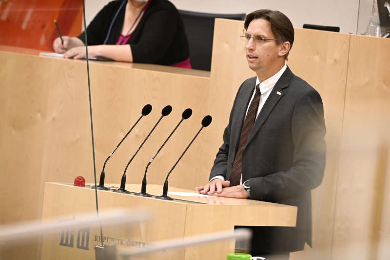 Nationalratsabgeordneter Joachim Schnabel (ÖVP) am Rednerpult