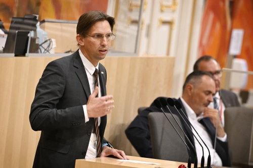 Nationalratsabgeordneter Joachim Schnabel (ÖVP) am Rednerpult