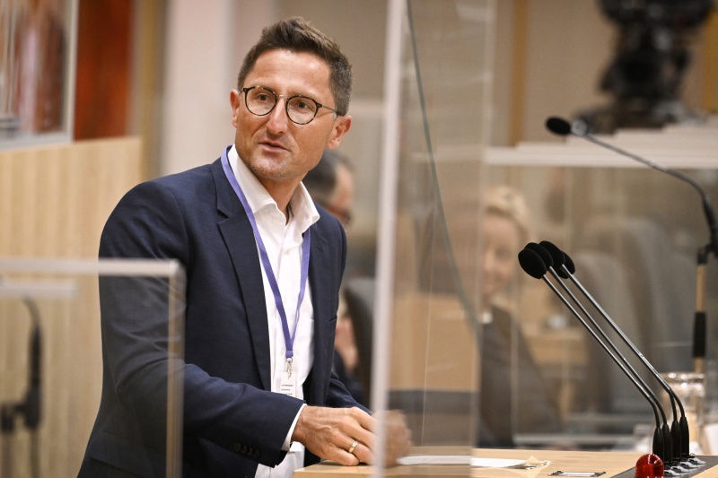 Am Rednerpult: Professor für Volkswirtschaftslehre und Regionalmanagement an der Hochschule für angewandtes Management Markus Lemberger zum Thema ‚Landkreis Cham/Bayrischer Wald – auf dem Weg zur Scientific Open Region‘