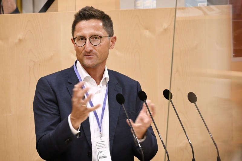 Am Rednerpult: Professor für Volkswirtschaftslehre und Regionalmanagement an der Hochschule für angewandtes Management Markus Lemberger zum Thema ‚Landkreis Cham/Bayrischer Wald – auf dem Weg zur Scientific Open Region‘