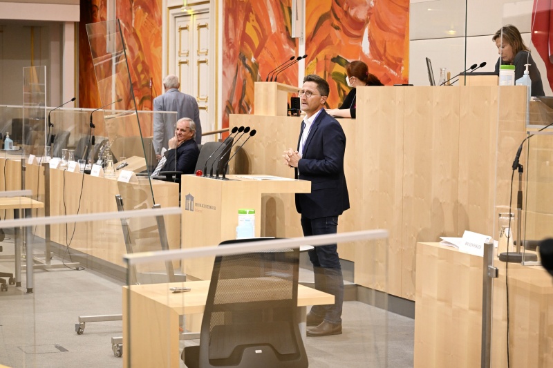 Am Rednerpult: Professor für Volkswirtschaftslehre und Regionalmanagement an der Hochschule für angewandtes Management Markus Lemberger zum Thema ‚Landkreis Cham/Bayrischer Wald – auf dem Weg zur Scientific Open Region‘