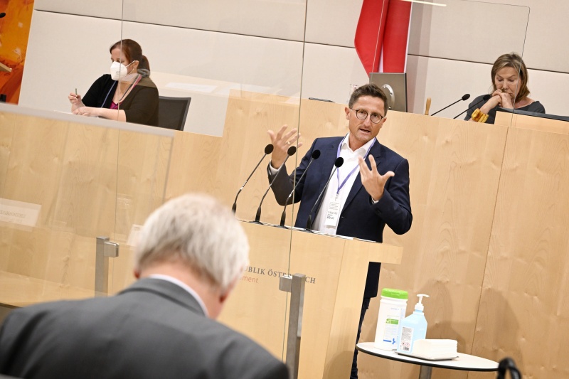 Am Rednerpult: Professor für Volkswirtschaftslehre und Regionalmanagement an der Hochschule für angewandtes Management Markus Lemberger zum Thema ‚Landkreis Cham/Bayrischer Wald – auf dem Weg zur Scientific Open Region‘