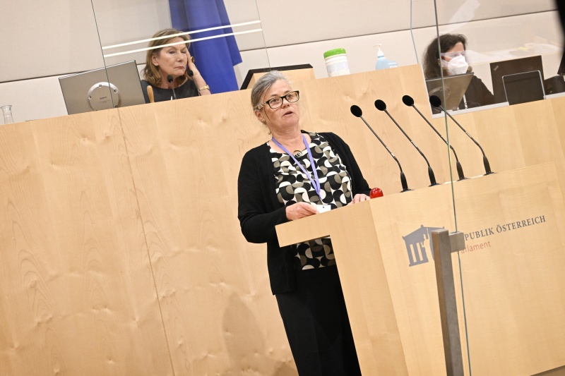 Am Rednerpult: Univ.-Prof. TU Wien Sybilla Zech zum Thema ‚Neue Rahmenbedingungen für die regionale Wirtschaft‘