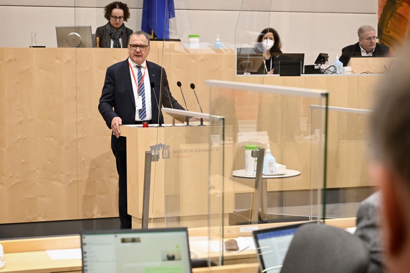 Am Rednerpult: Vizepräsident Wirtschaftskammer Österreich Matthias Krenn zum Thema ‚Die regionalen Wirtschaftsstandorte stärken‘