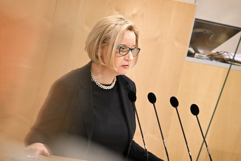 Am Rednerpult: Rektorin der Universität für künstlerische und industrielle Gestaltung Linz Brigitte Hütter zum Thema ‚Bedeutung von Wissenschaft und Forschung für regionale Entwicklung‘