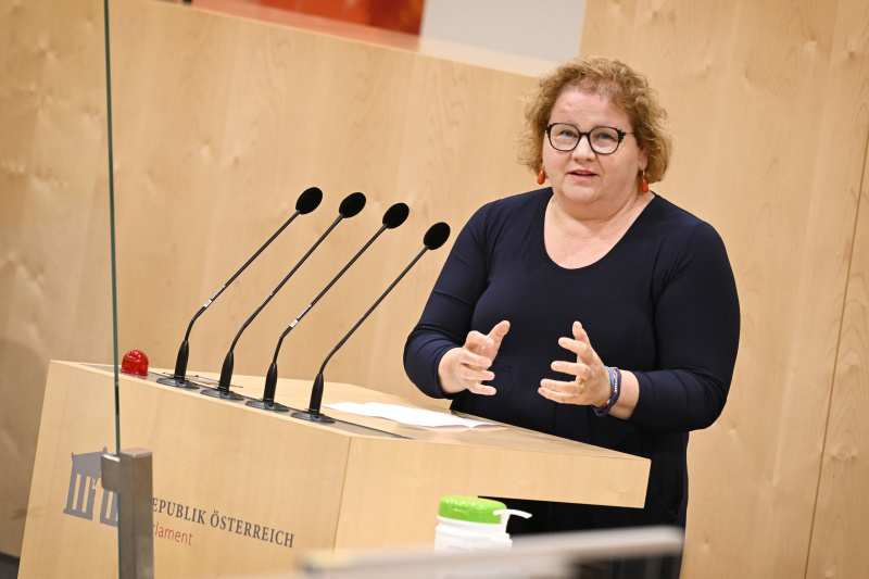 Bundesrätin Korinna Schumann (SPÖ) am Rednerpult