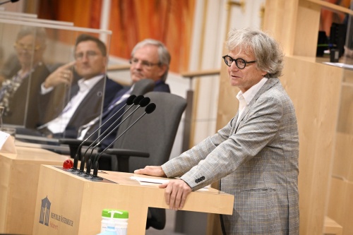 Bundesrat Adi Gross (GRÜNE) am Rednerpult