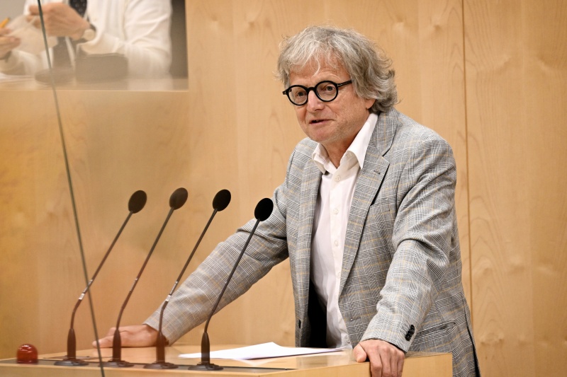 Bundesrat Adi Gross (GRÜNE) am Rednerpult