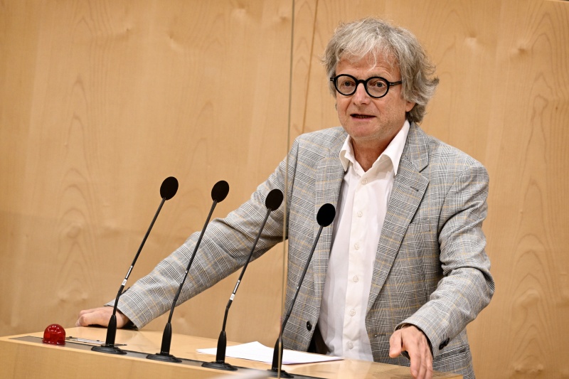 Bundesrat Adi Gross (GRÜNE) am Rednerpult