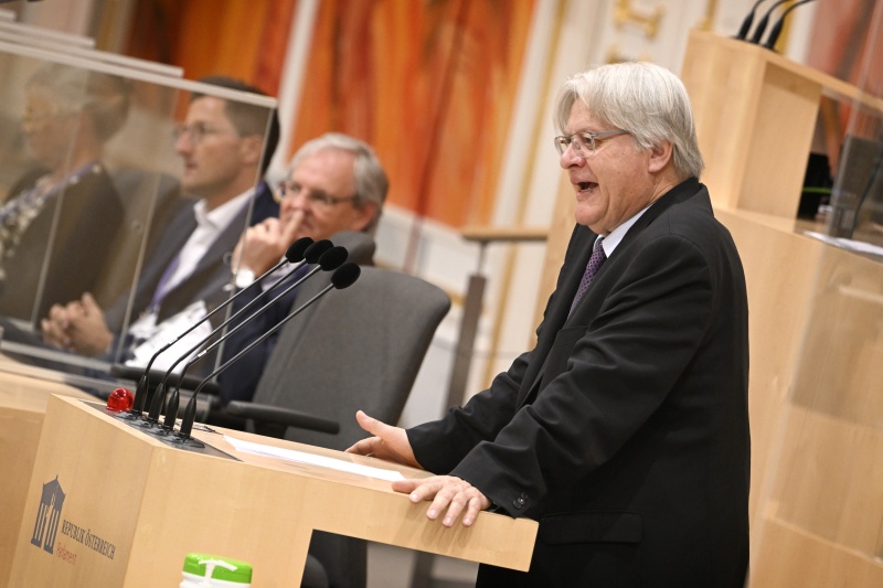 Bundesrat Stefan Schennach (SPÖ) am Rednerpult