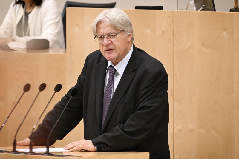 Bundesrat Stefan Schennach (SPÖ) am Rednerpult