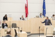Am Rednerpult: Bundesrat Christoph Steiner (FPÖ). Auf der Regierungsbank links: Vizekanzler Werner Kogler (GRÜNE). Am Präsidium: Bundesratspräsidentin Christine Schwarz-Fuchs (ÖVP)