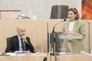 Auf der Regierungsbank von rechts: Staatssekretärin Susanne Kraus-Winkler (ÖVP), Arbeitsminister Martin Kocher