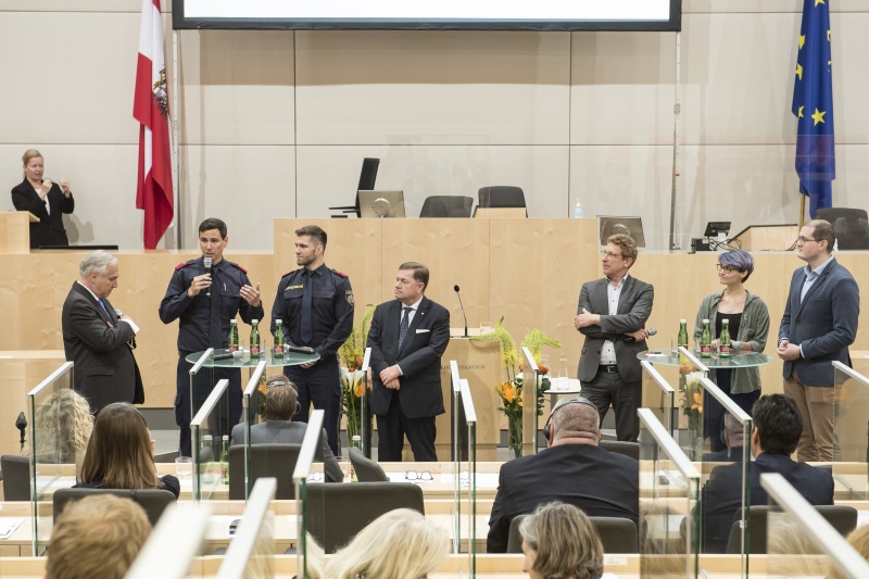 Gesprächsrunde der Volksanwälte mit "Zukunftsträgern" von Schulen für Justizwache, Polizei und Krankenpflegepersonal. Von links: Volksanwalt Walter Rosenkranz, Veranstaltungsteilnehmer:innen, Volksanwalt Werner Amon, Volksanwalt Bernhard Achitz und Veranstaltungsteilnehmer:innen