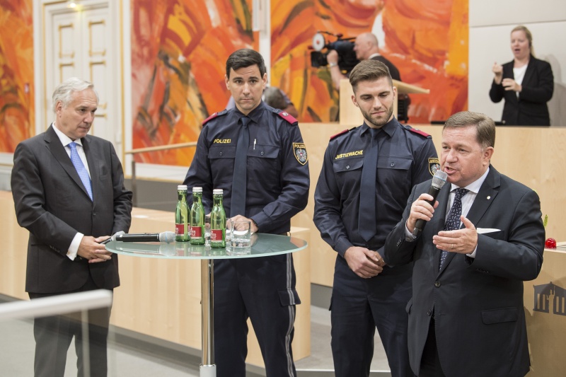 Gesprächsrunde der Volksanwälte mit "Zukunftsträgern" von Schulen für Justizwache, Polizei und Krankenpflegepersonal. Von links: Volksanwalt Walter Rosenkranz, Veranstaltungsteilnehmer aus Polizei und Justizwache, Volksanwalt Werner Amon