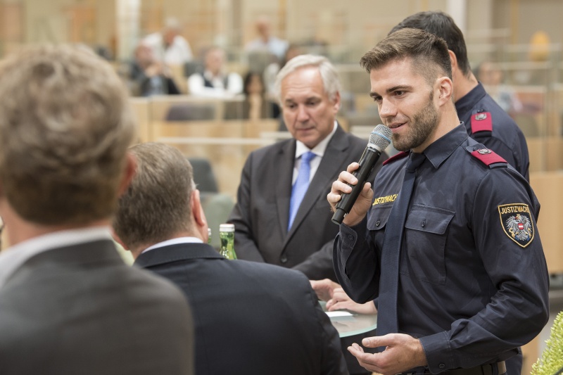 Gesprächsrunde der Volksanwälte mit "Zukunftsträgern" von Schulen für Justizwache, Polizei und Krankenpflegepersonal. Von rechts: Veranstaltungsteilnehmer aus der Justizwache, Volksanwalt Walter Rosenkranz