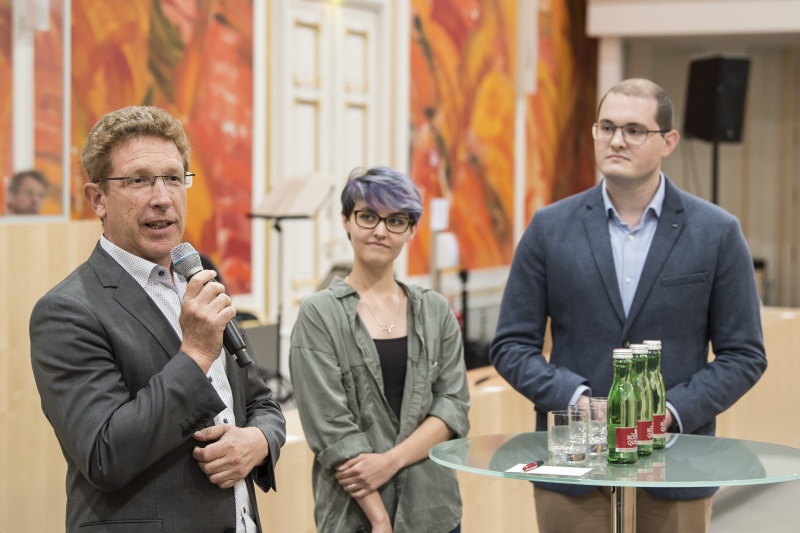 Gesprächsrunde der Volksanwälte mit "Zukunftsträgern" von Schulen für Justizwache, Polizei und Krankenpflegepersonal. Von links: Volksanwalt Bernhard Achitz, Veranstaltungsteilnehmer:innen aus dem Bereich Krankenpflegepersonal
