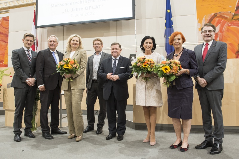 Von links: Wissenschaftlicher Direktor des Liudwig Boltzmann Instituts für Grund- und Menschenrechte Michael Lysander Fremuth, Volksanwalt Walter Rosenkranz, Leiterin Kommission 1 der Volksanwaltschaft Verena Murschetz, Volksanwalt Bernhard Achitz, Volksanwalt Werner Amon, Moderatorin Danielle Spera, Vorsitzende des menschenrechtsbeirats Renate Kicker, Präsident des International Ombudsman Institute Chris Field