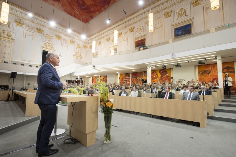 Am Rednerpult: Nationalratspräsident Wolfgang Sobotka (ÖVP). Blick Richtung Veranstaltungsteilnehmer:innen