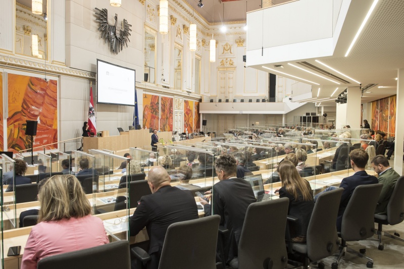 Blick Richtung Veranstaltungsteilnehmer:innen. Am Rednerpult: Nationalratspräsident Wolfgang Sobotka (ÖVP)