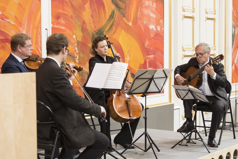 Rottalsche Kammermusik mit Volksanwalt Walter Rosenkranz an der Gitarre