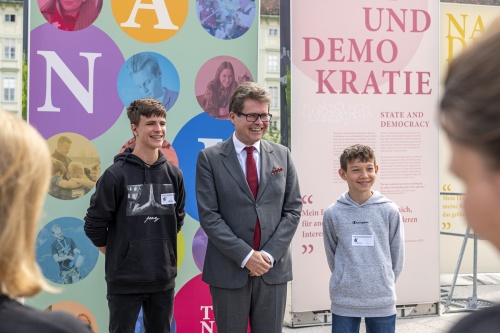 Bildungsminister Martin Polaschek (ÖVP) mit Schüler:innen