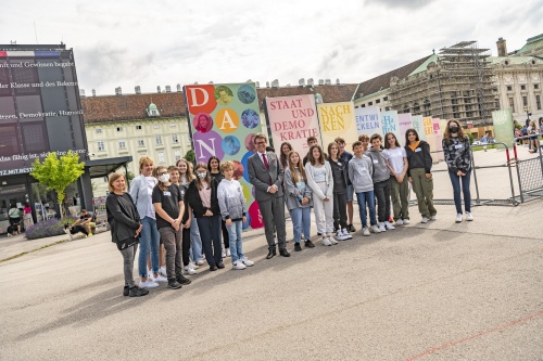 Gruppenfoto mit Bildungsminister Martin Polaschek (ÖVP) und den  Schüler:innen