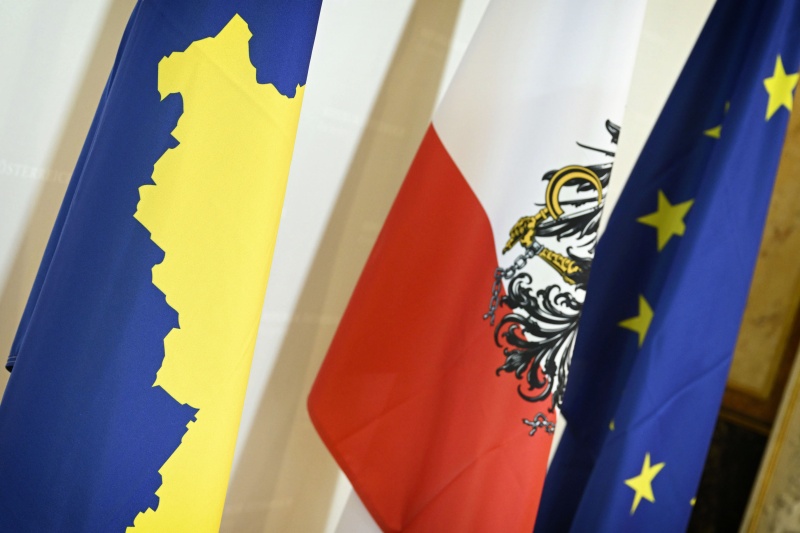 Fahnen von Kosovo, Österreich, EU