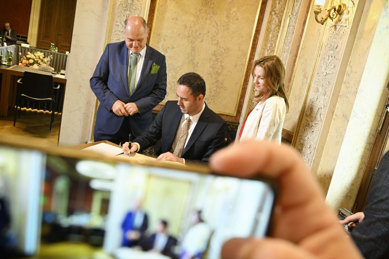 Eintrag ins Gästebuch, von links: Nationalratspräsident Wolfgang Sobotka (ÖVP), Parlamentspräsident der Republik Kosovo Glauk Konjufca, Nationalratsabgeordnete Carmen Jeitler-Cincelli (ÖVP)