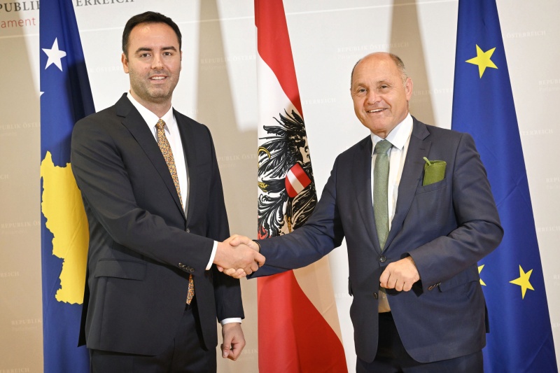 Fahnenfoto. Von links: Parlamentspräsident der Republik Kosovo Glauk Konjufca, Nationalratspräsident Wolfgang Sobotka (ÖVP)
