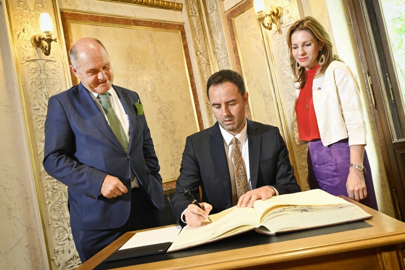 Eintrag ins Gästebuch, von links: Nationalratspräsident Wolfgang Sobotka (ÖVP), Parlamentspräsident der Republik Kosovo Glauk Konjufca, Nationalratsabgeordnete Carmen Jeitler-Cincelli (ÖVP)