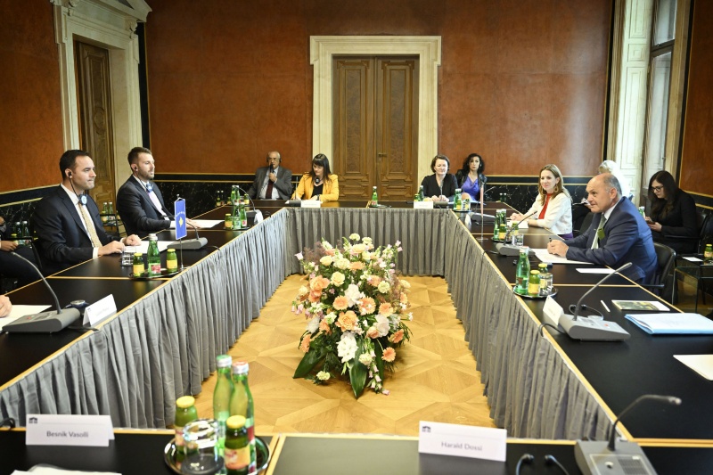 Von links: Parlamentspräsident der Republik Kosovo Glauk Konjufca, Nationalratsabgeordnete Carmen Jeitler-Cincelli (ÖVP), Nationalratspräsident Wolfgang Sobotka (ÖVP)