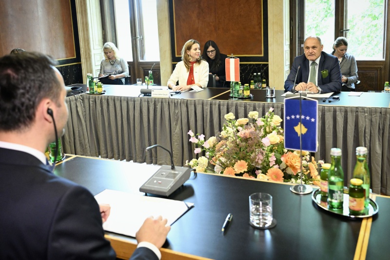 Von links: Parlamentspräsident der Republik Kosovo Glauk Konjufca, Nationalratsabgeordnete Carmen Jeitler-Cincelli (ÖVP), Nationalratspräsident Wolfgang Sobotka (ÖVP)