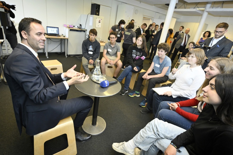 Parlamentspräsident der Republik Kosovo Glauk Konjufca besucht die Demokratiewerkstatt