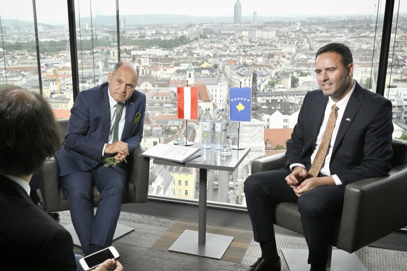 Interview im Restaurant Loft. Von links: Nationalratspräsident Wolfgang Sobotka (ÖVP), Parlamentspräsident der Republik Kosovo Glauk Konjufca