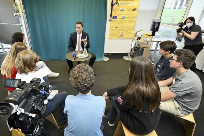 Parlamentspräsident der Republik Kosovo Glauk Konjufca besucht die Demokratiewerkstatt