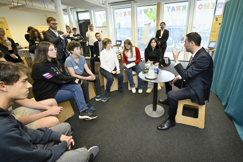 Parlamentspräsident der Republik Kosovo Glauk Konjufca besucht die Demokratiewerkstatt